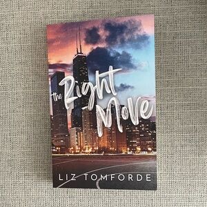 The Right Move • Liz Tomforde Paperback Book